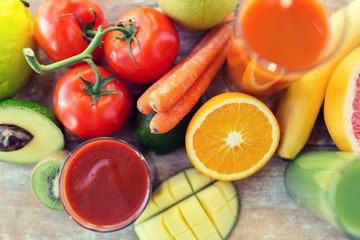 Obraz na płótnie Canvas close up of fresh juice glass and fruits on table