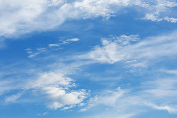 Naklejka premium chmura na tle błękitnego nieba