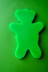 Grüner Teddybär aus Knete