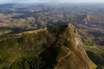 Paisagem aérea em Governador Valadares com Paraglider e pico do ibituruna e vale do rio Doce