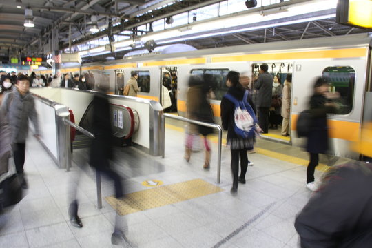 XyU9137○東京 繁忙を極むる中央線新宿蹂切の現況 *傷み有り