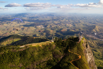 Fototapeta na wymiar Paisagem aérea em Governador Valadares com Paraglider e pico do ibituruna e vale do rio Doce