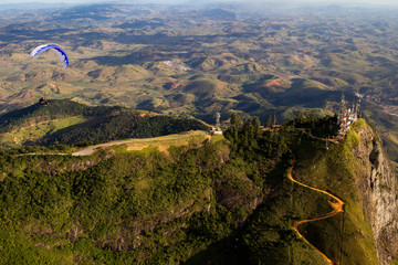 Paisagem aérea em Governador Valadares com Paraglider e pico do ibituruna e vale do rio Doce