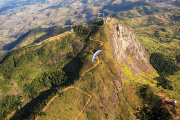 Paisagem aérea em Governador Valadares com Paraglider e pico do ibituruna e vale do rio Doce