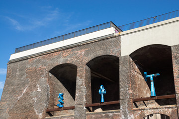 Stützmauer im Westpark von Bochum mit Skulpturen, Nordrhein-Westfalen