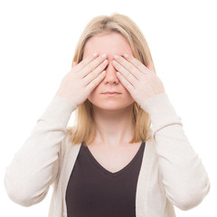 mädchen hält sich die augen zu