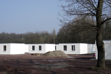 neu gebaute Flüchtlingsunterkünfte am Stadtrand von Magdeburg in Deutschland
