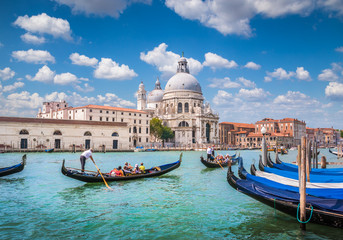 Fototapeta premium Gondole na Kanałowym Grande z bazyliką Santa Maria della salut, Wenecja, Włochy