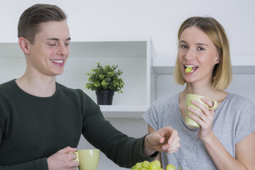 pärchen nascht weintrauben