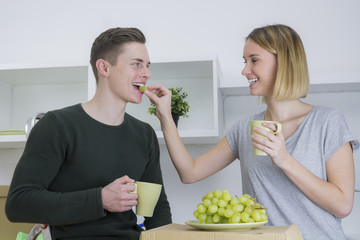 pärchen entspannt nach dem umzug