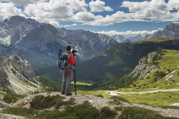 Fototapeta premium Fotograf w Dolomitach podziwiający widok