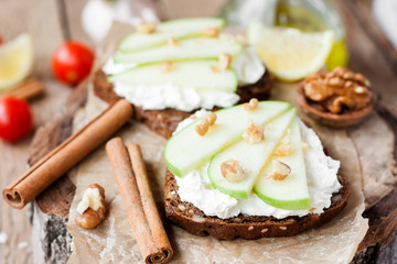 toast with cream cheese and apple