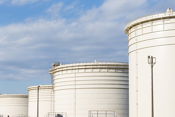 Oil tank