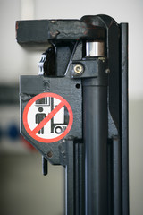 Sicherheit Schild an Industrie Gabelstapler 