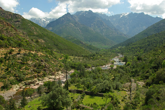 Corse, paysages sauvages de la vall&eacute;e du Fango au printemps