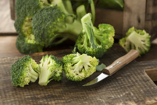 Brokkoli auf Küchenbrett