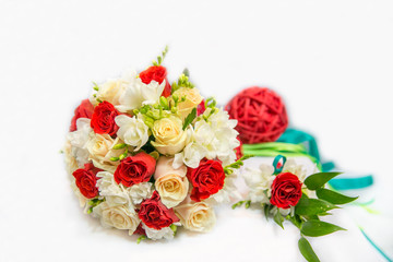 Свадебный букет с желтыми и красными розами