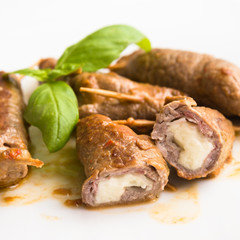 Involtini di manzo ripieni di formaggio fuso e prosciutto