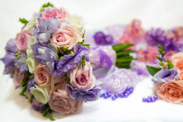 Свадебный букет с сиреневыми цветами и сиреневыми бусами