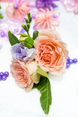 Свадебная бутоньерка с кремовой розой