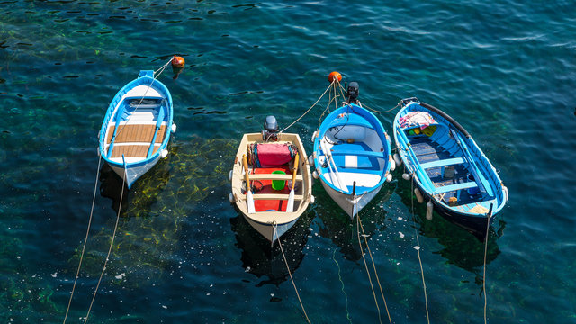 Fototapeta fishing boats inside the harbor of Vernazza, Cinque Terre, Italy