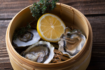 Fresh oysters with lemon and thyme