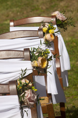 sedie addobbate per cerimonia di matrimonio.