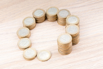 Circle of coins increasing in size