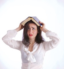 Donna con libro disperata, turbata