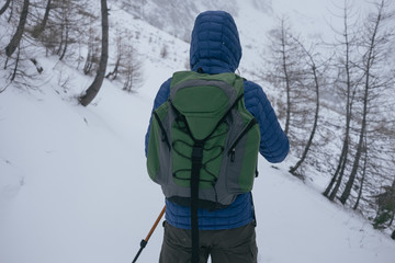 Fototapeta na wymiar Man hiking in the snow