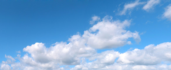 Fototapeta na wymiar Cielo azzurro con nuvole - Pianeta Terra 
