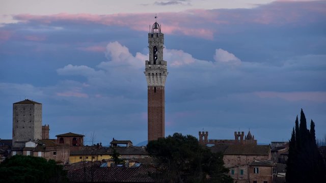 Siena, Toscana. Time lapse al tramonto sopra la Torre del Mangia