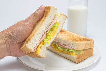 シニアの手とホットサンド