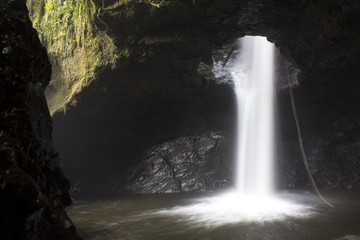 Fototapeta na wymiar cueva y cascada de agua
