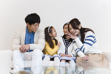 団らんする家族