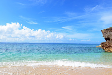 沖縄の美しい海とさわやかな空