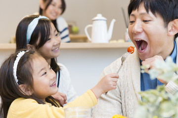 トマトを食べるお父さん