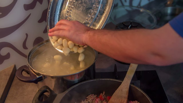 Putting gnoccho in hot boiling water