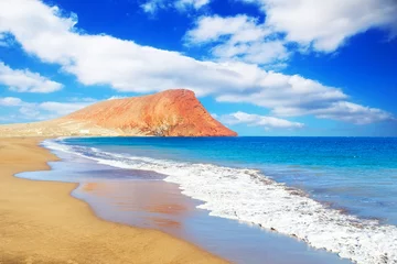 Deurstickers Tropisch strand Het strand van La Tejita en de berg El Medano, Tenerife, Canarische eilanden