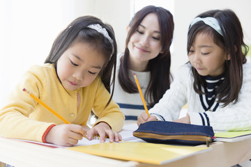 勉強する姉妹