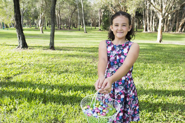 復活祭、イースターでエッグハントのバスケットを持つ少女