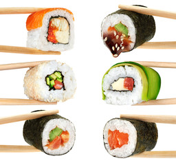 Fototapety  Rolki sushi na białym tle. Pałeczki do jedzenia.