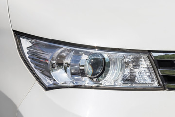 車のヘッドライト　Head lamp of the car