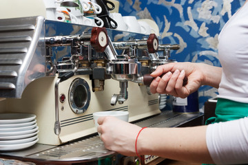 barista preparing coffee