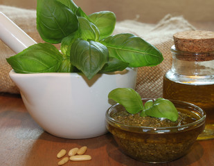 selbst gemachtes grünes Pesto mit Basilikum und anderen Zutaten