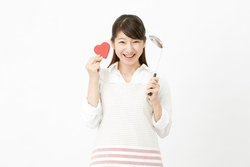 エプロンを付けた女性　ハート
