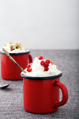 dessert panna o ice cream con chicchi di melograno in bicchiere di metallo 