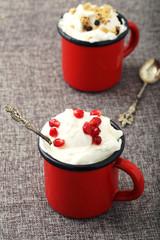 dessert panna o ice cream con chicchi di melograno in bicchiere di metallo 