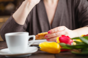 Obraz na płótnie Canvas Woman eat bread and jam and drinking tea
