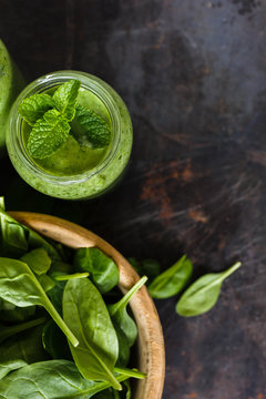 Green smoothie in the jar